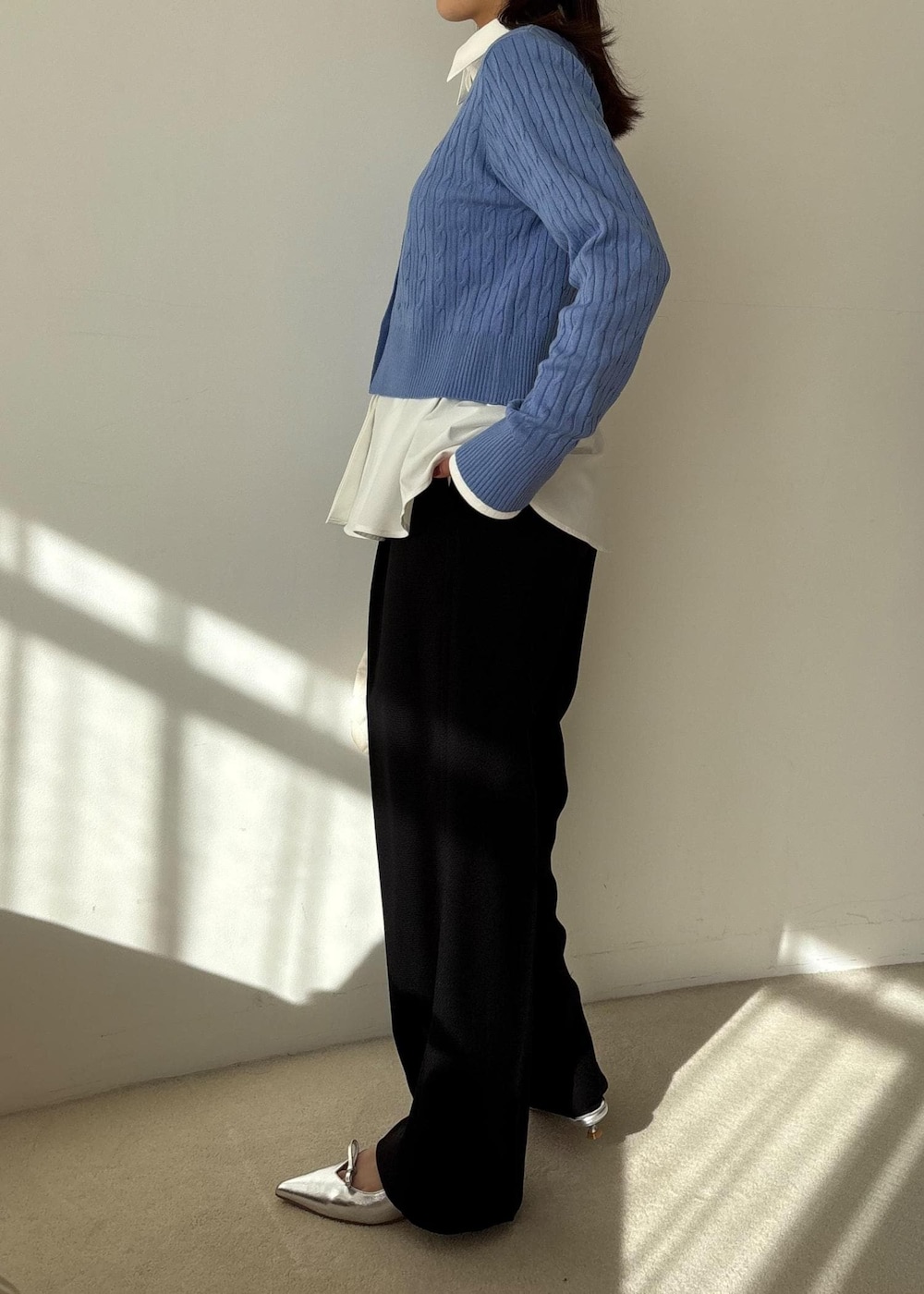 ブルー系のカーディガン/ボレロ、ホワイト系のシャツ/ブラウス、ブルー系のスラックスを着用したレディースの冬コーディネートの7枚目の写真