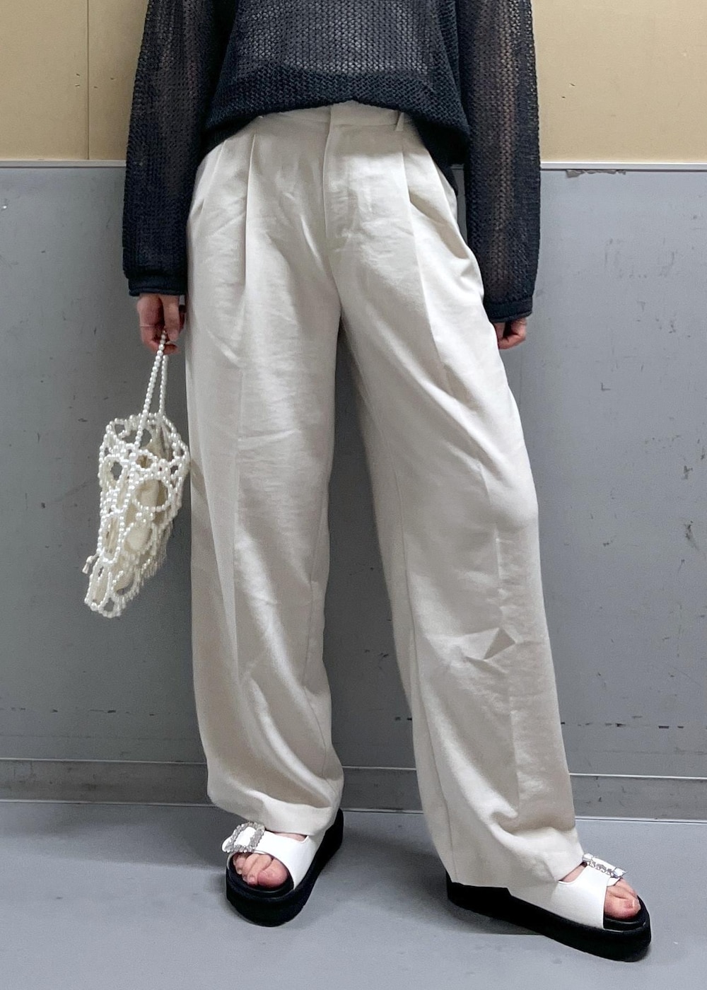 「ブラック、サマーニット、ワイドパンツ、メッシュ、VIS、GW、BBQ、小旅行、機能素材、接触冷感、高身長、骨格ナチュラル、ブルベ」｜「Juzeの【軽量】ビジューバックル厚底フットベットサンダル（サンダル、ホワイト系）」を使った、saraさん（レディース・165cm）の夏コーディネートの3枚目の写真