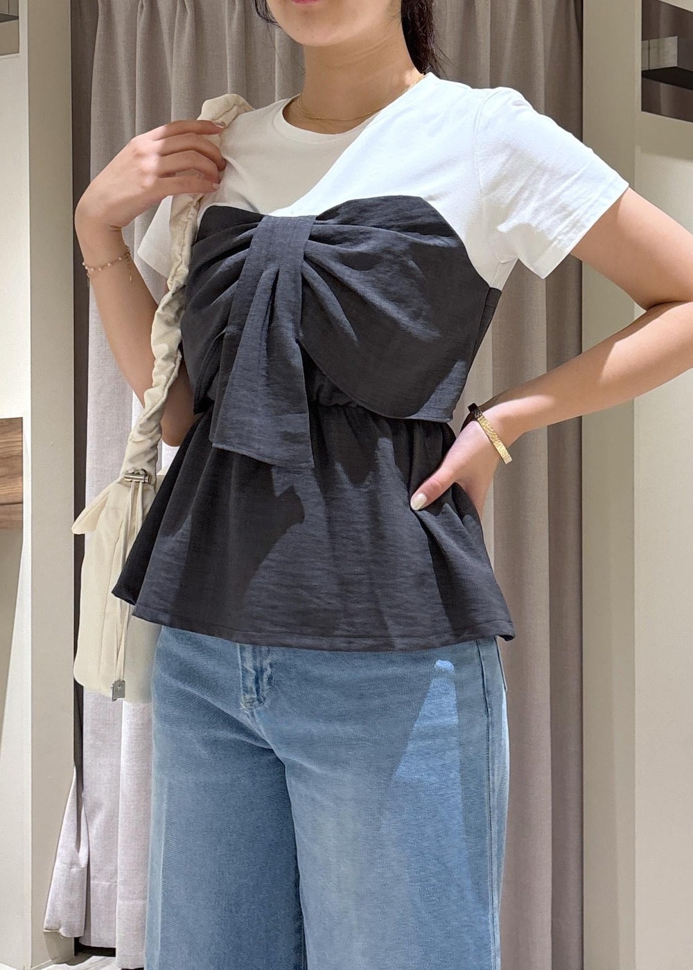 ブラック系のサンダル、ブルー系のデニムパンツ、グレー系のTシャツ/カットソーを着用したレディースの夏コーディネートの3枚目の写真