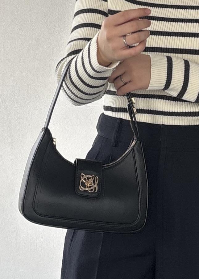 ブラック系のショルダーバッグ、ホワイト系のニット/セーター、ブルー系のその他パンツを着用したレディースの冬コーディネートの7枚目の写真