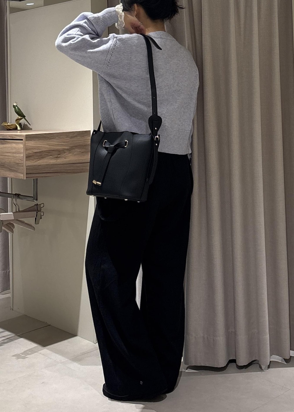 ホワイト系のTシャツ/カットソー、ブラック系のその他パンツ、パープル系のカーディガン/ボレロを着用したレディースの秋コーディネートの6枚目の写真