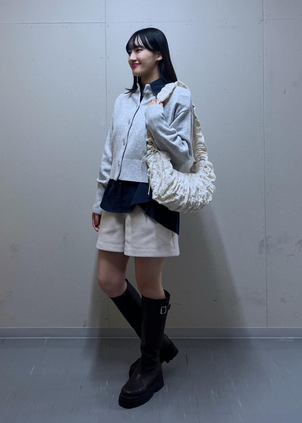 ブルー系のシャツ/ブラウス、ベージュ系のその他パンツ、ホワイト系のショルダーバッグを着用したレディースの秋コーディネートの2枚目の写真