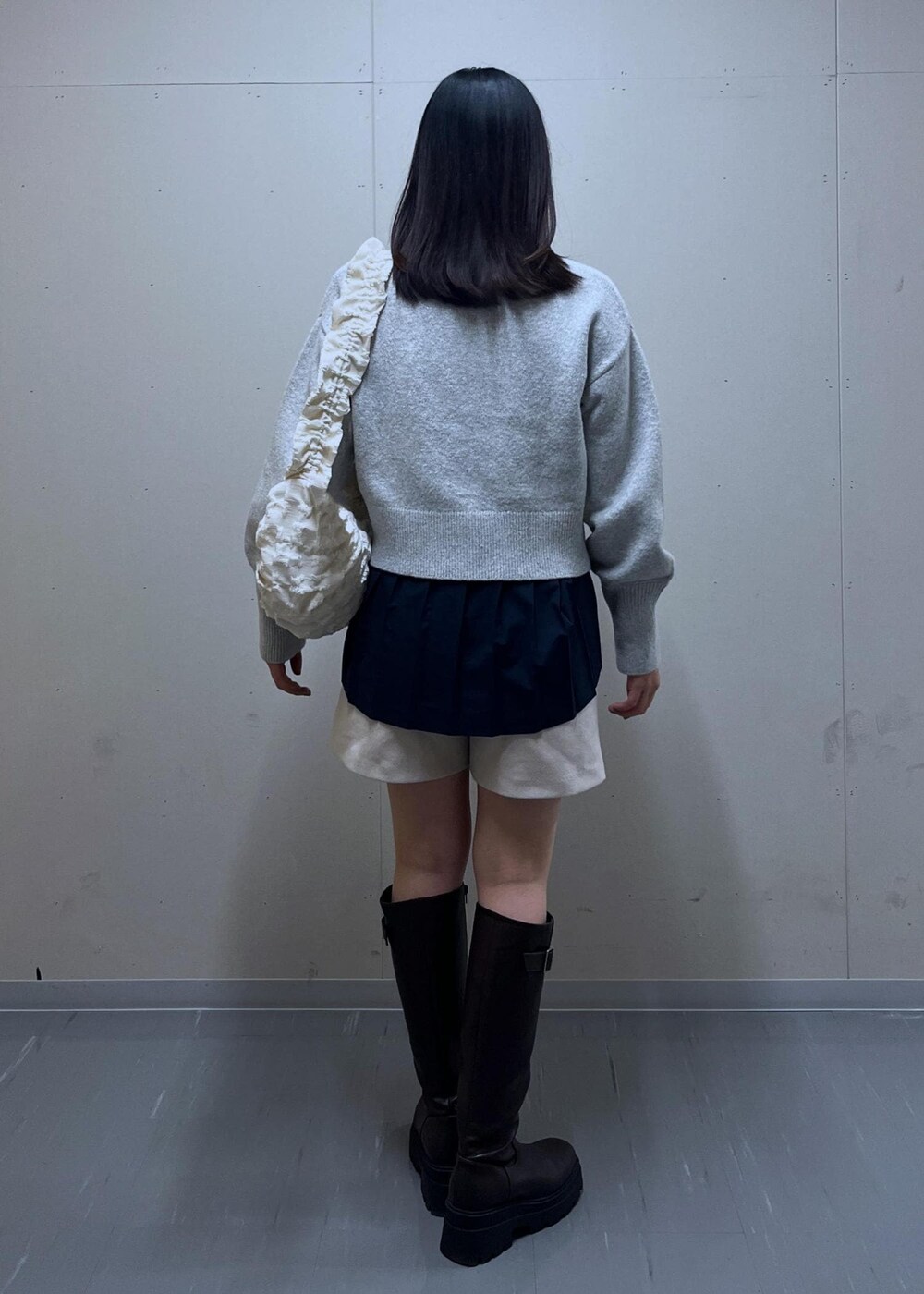 ブルー系のシャツ/ブラウス、ベージュ系のその他パンツ、ホワイト系のショルダーバッグを着用したレディースの秋コーディネートの4枚目の写真