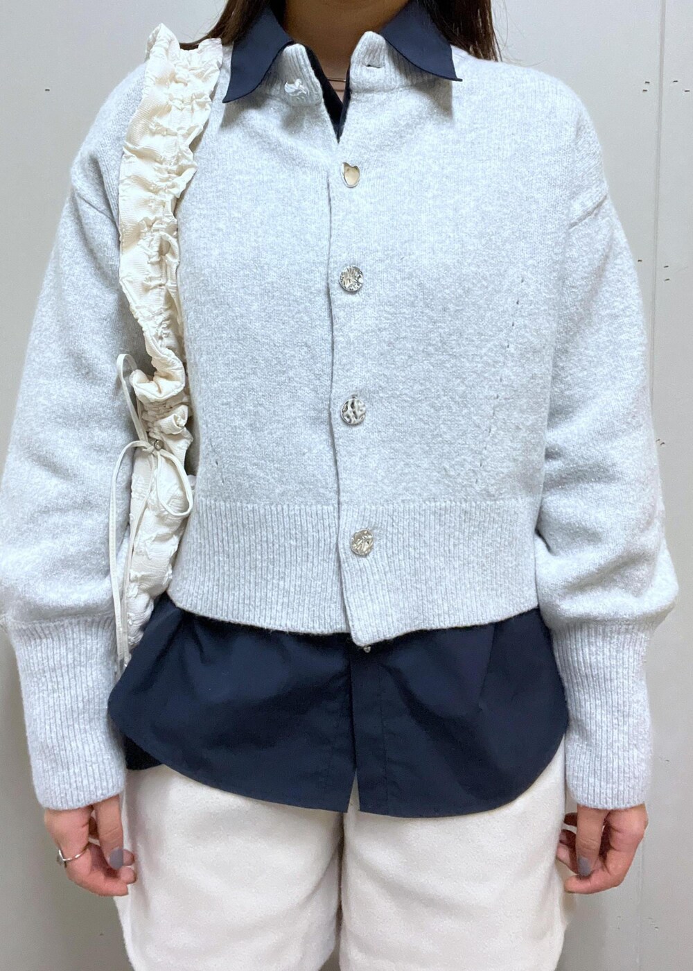 ブルー系のシャツ/ブラウス、ベージュ系のその他パンツ、ホワイト系のショルダーバッグを着用したレディースの秋コーディネートの8枚目の写真