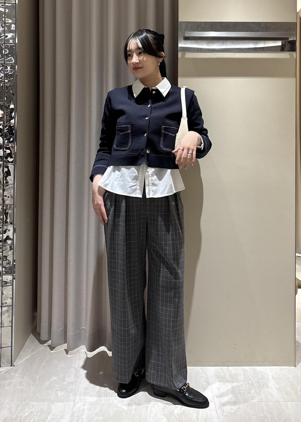 グレー系のその他パンツ、ホワイト系のショルダーバッグ、ブラック系のローファーを着用したレディースの冬コーディネートの10枚目の写真