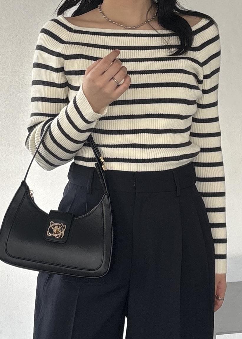 ブラック系のショルダーバッグ、ホワイト系のニット/セーター、ブルー系のその他パンツを着用したレディースの冬コーディネートの5枚目の写真