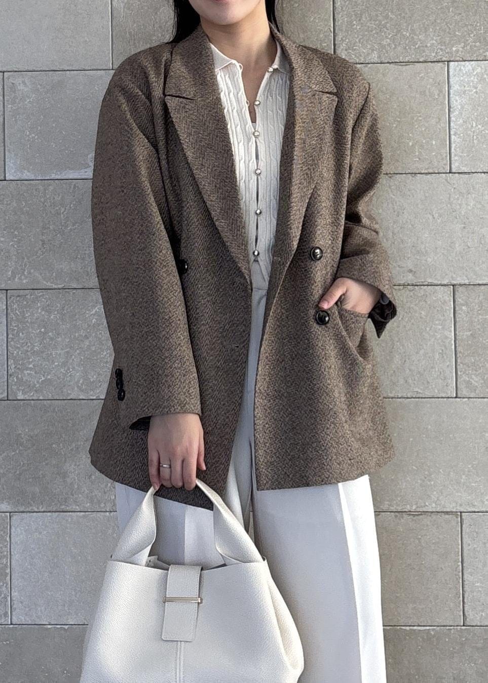 ホワイト系のハンドバッグ、ベージュ系のブーツ、ホワイト系のカーディガン/ボレロを着用したレディースの秋コーディネートの2枚目の写真