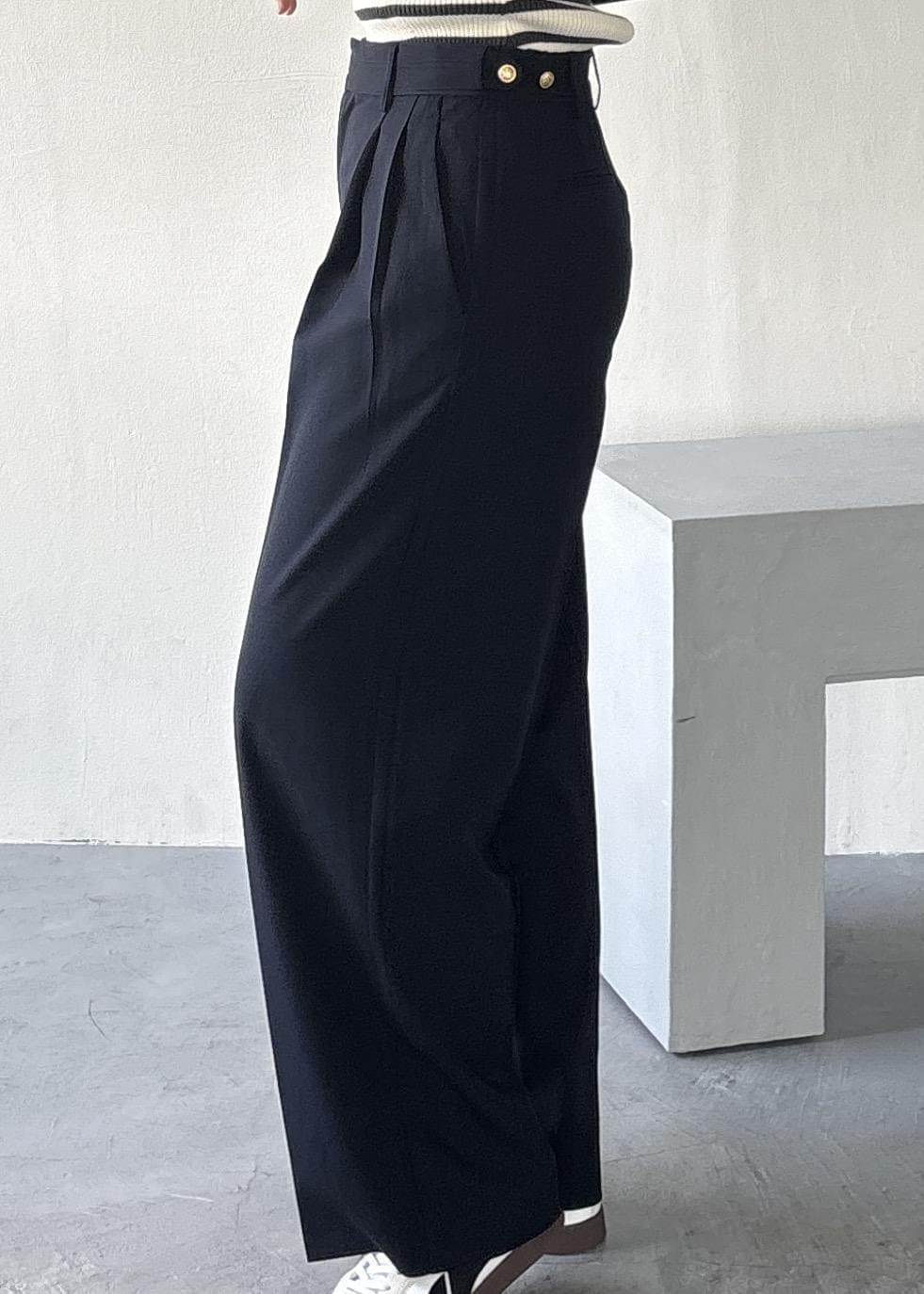 ブラック系のショルダーバッグ、ホワイト系のニット/セーター、ブルー系のその他パンツを着用したレディースの冬コーディネートの9枚目の写真