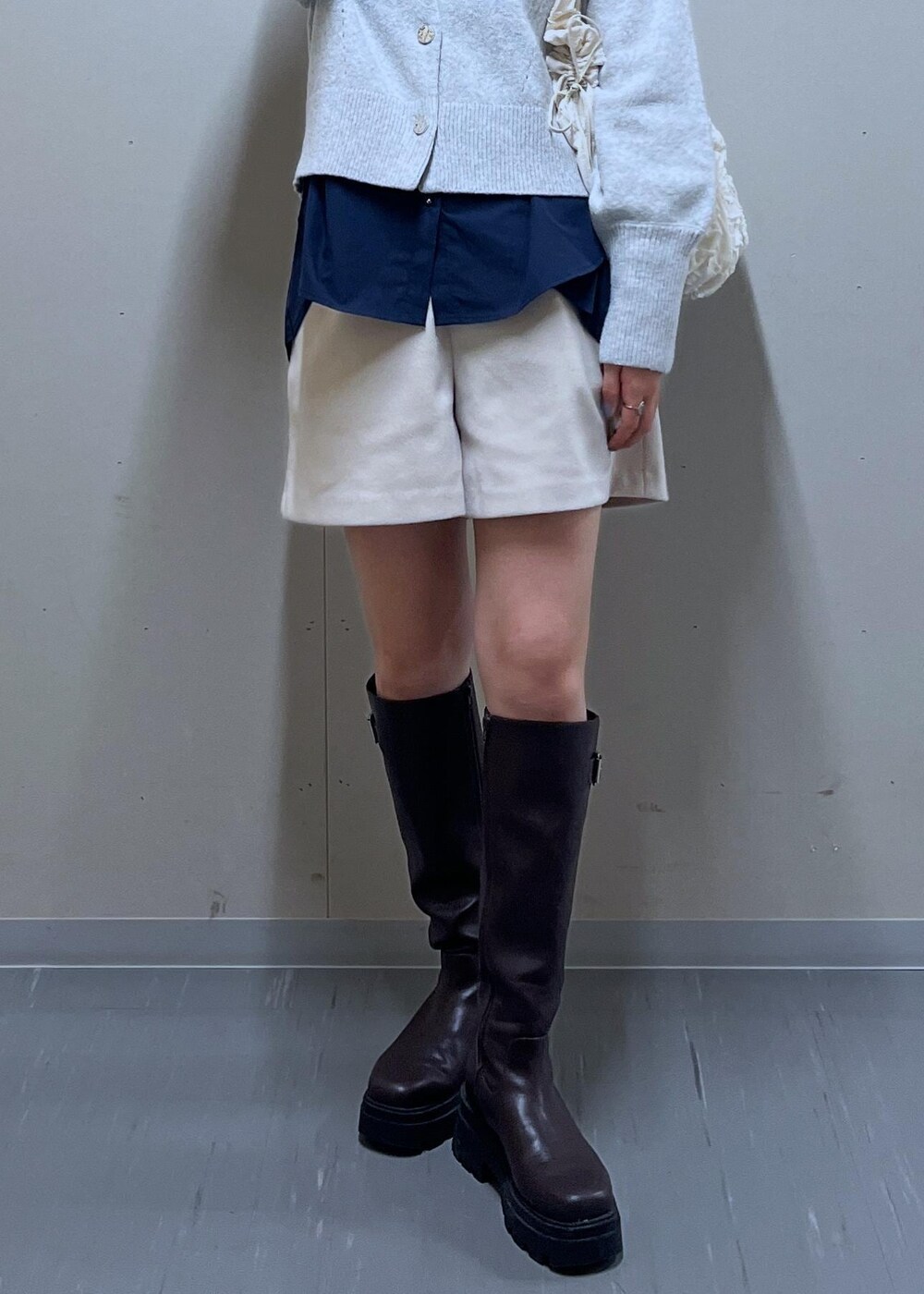 ブルー系のシャツ/ブラウス、ベージュ系のその他パンツ、ホワイト系のショルダーバッグを着用したレディースの秋コーディネートの6枚目の写真
