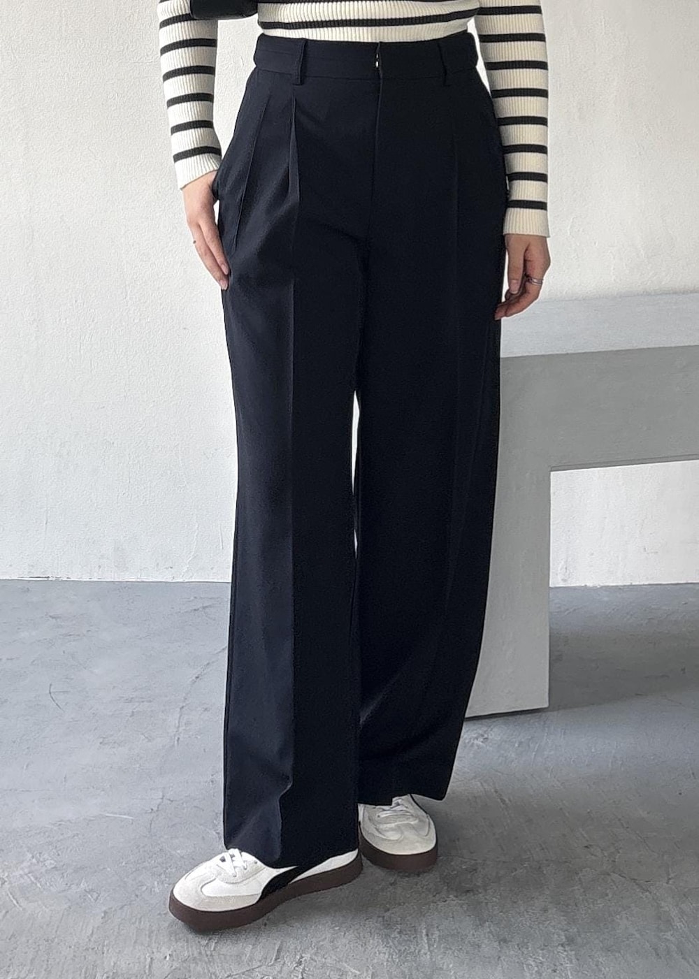 ブラック系のショルダーバッグ、ホワイト系のニット/セーター、ブルー系のその他パンツを着用したレディースの冬コーディネートの8枚目の写真