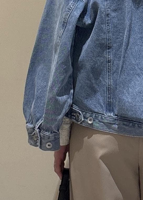 ブラック系のショルダーバッグ、ブラック系のローファー、ホワイト系のシャツ/ブラウスを着用したレディースの冬コーディネートの10枚目の写真