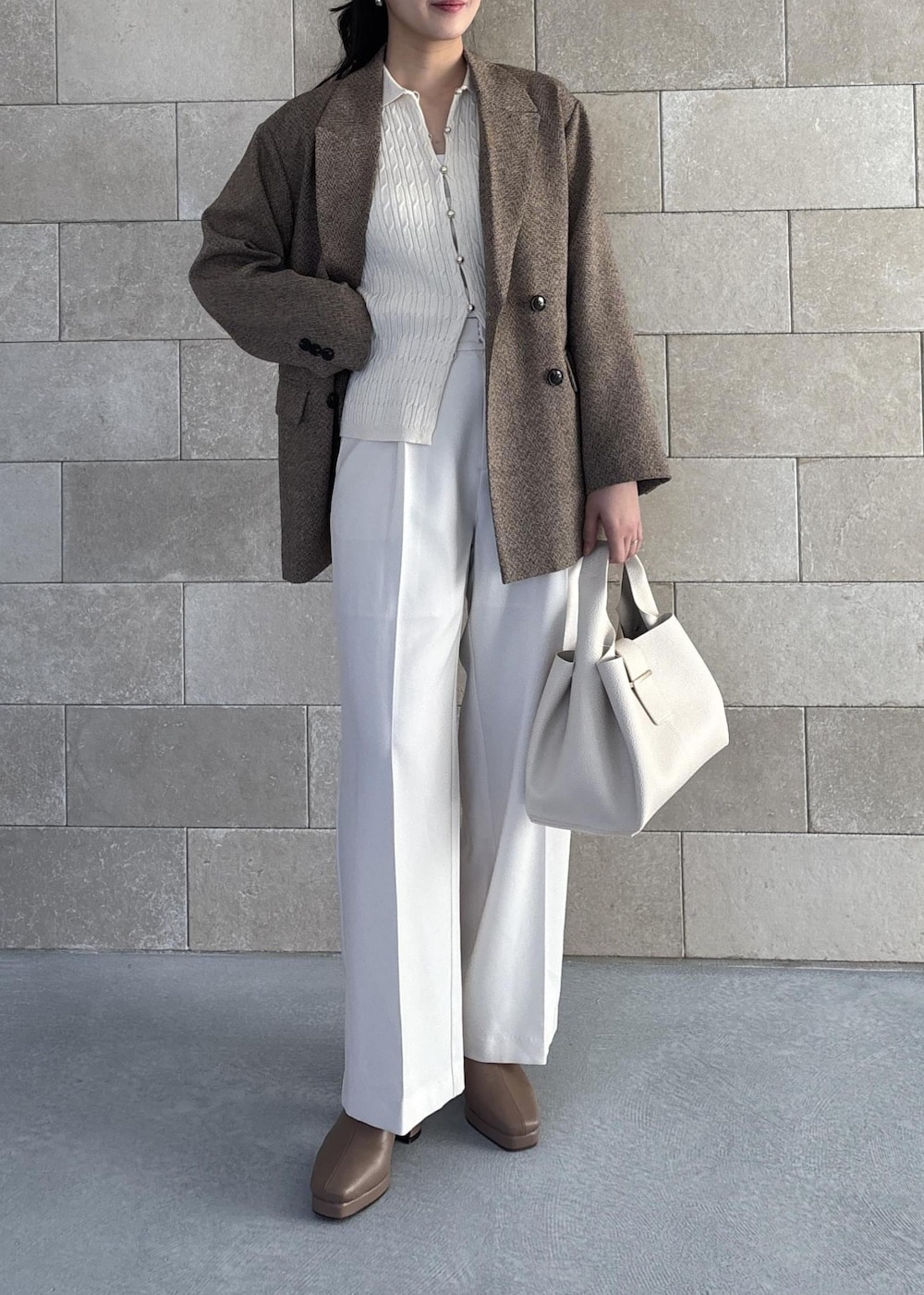 ホワイト系のハンドバッグ、ベージュ系のブーツ、ホワイト系のカーディガン/ボレロを着用したレディースの秋コーディネートの7枚目の写真