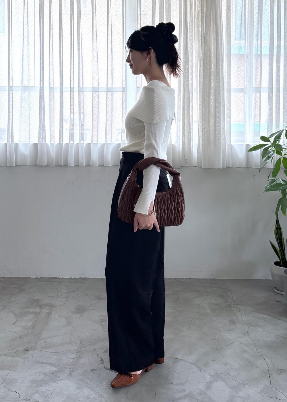 「visbag2025、初秋コーデ、秋コーデ、お仕事コーデ、デートコーデ、お出かけコーデ、旅行コーデ、女子会コーデ、パンツスタイル、きれいめコーデ、VIS、ナチュラル、ブルべ冬、混合、高身長」｜「JuzeのTストラップリボンパンプス（パンプス、イエロー系）」を使った、saraさん（レディース・165cm）の夏コーディネートの5枚目の写真