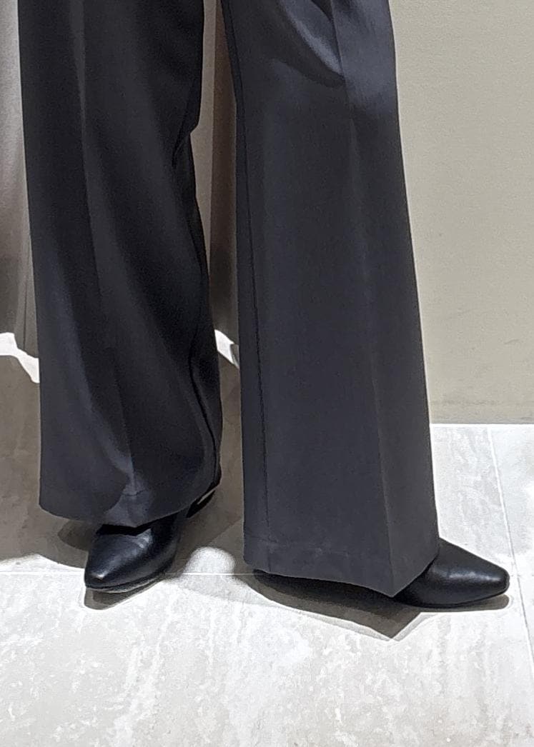 グレー系のトートバッグ、ブラック系のパンプス、ブルー系のカーディガン/ボレロを着用したレディースの春コーディネートの10枚目の写真