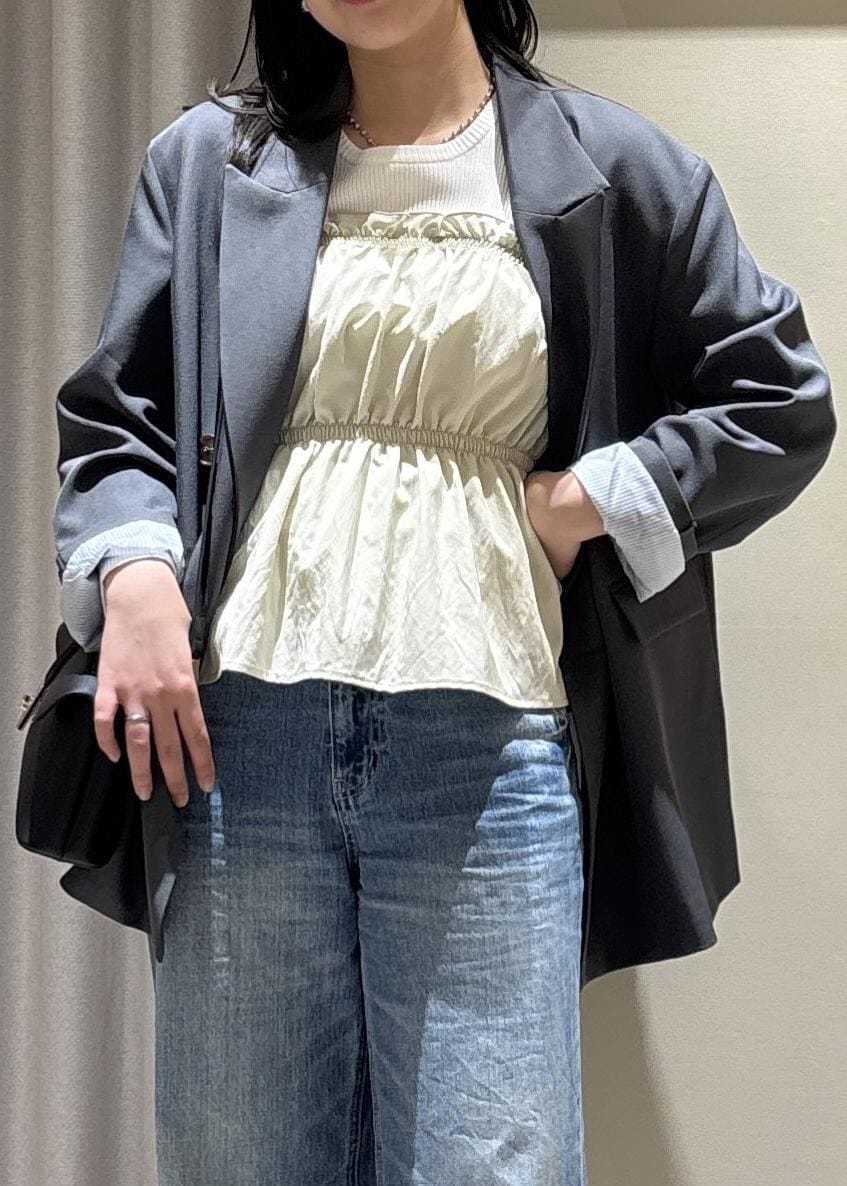 ブラック系のショルダーバッグ、ブルー系のデニムパンツ、ホワイト系のニット/セーターを着用したレディースの春コーディネートの8枚目の写真