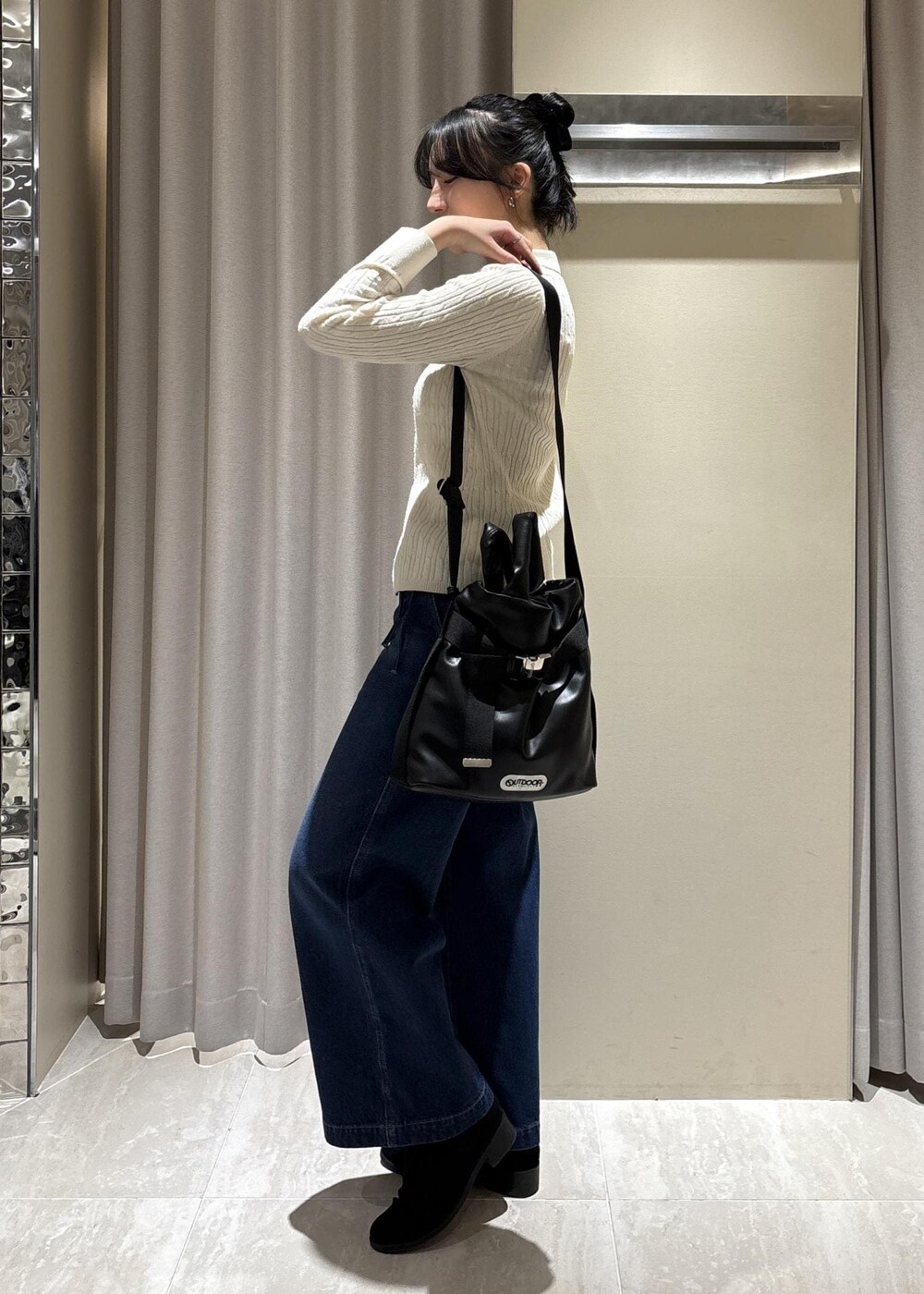 ホワイト系のキャミソール、ホワイト系のカーディガン/ボレロ、ブルー系のデニムパンツを着用したレディースの冬コーディネートの2枚目の写真
