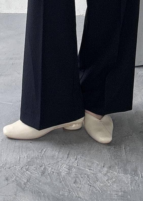 ブルー系のその他パンツ、ホワイト系のカーディガン/ボレロを着用したレディースの冬コーディネートの9枚目の写真