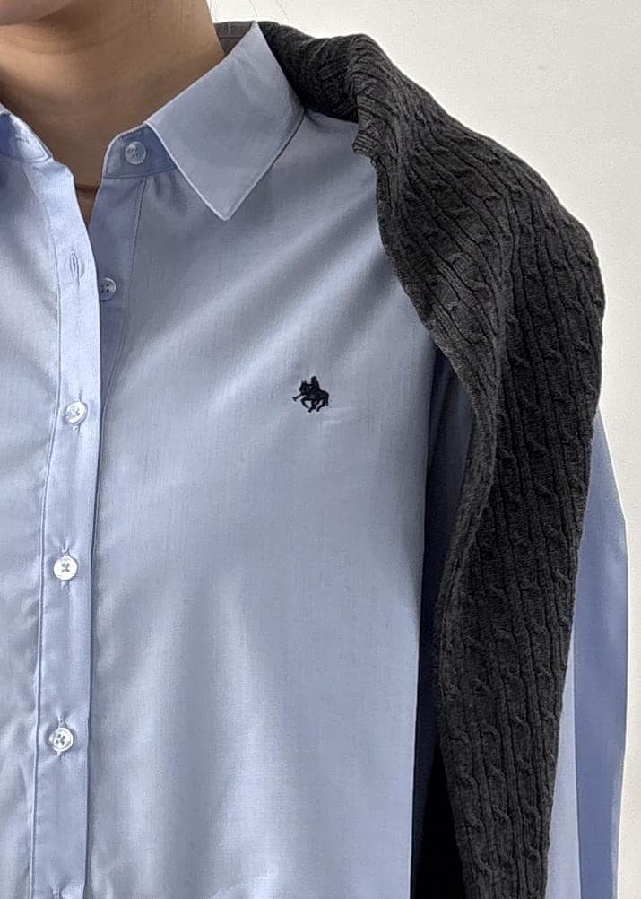 ブラック系のブーツ、ブルー系のシャツ/ブラウス、グレー系のニット/セーターを着用したレディースの秋コーディネートの3枚目の写真