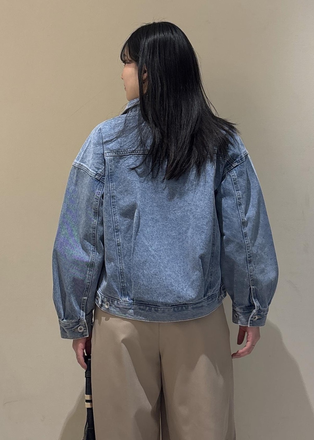 ブラック系のショルダーバッグ、ブラック系のローファー、ホワイト系のシャツ/ブラウスを着用したレディースの冬コーディネートの8枚目の写真