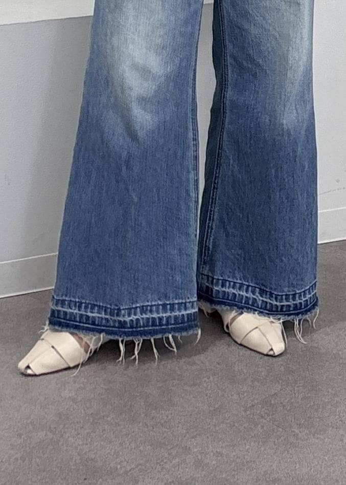 ホワイト系のショルダーバッグ、ブルー系のデニムパンツ、ホワイト系のパンプスを着用したレディースの夏コーディネートの10枚目の写真