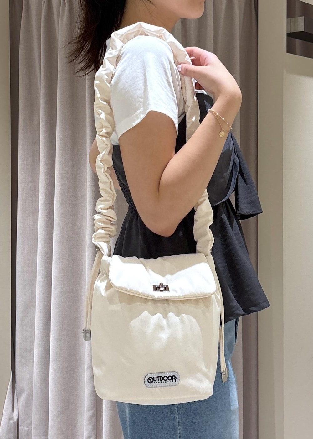 ブラック系のサンダル、ブルー系のデニムパンツ、グレー系のTシャツ/カットソーを着用したレディースの夏コーディネートの4枚目の写真