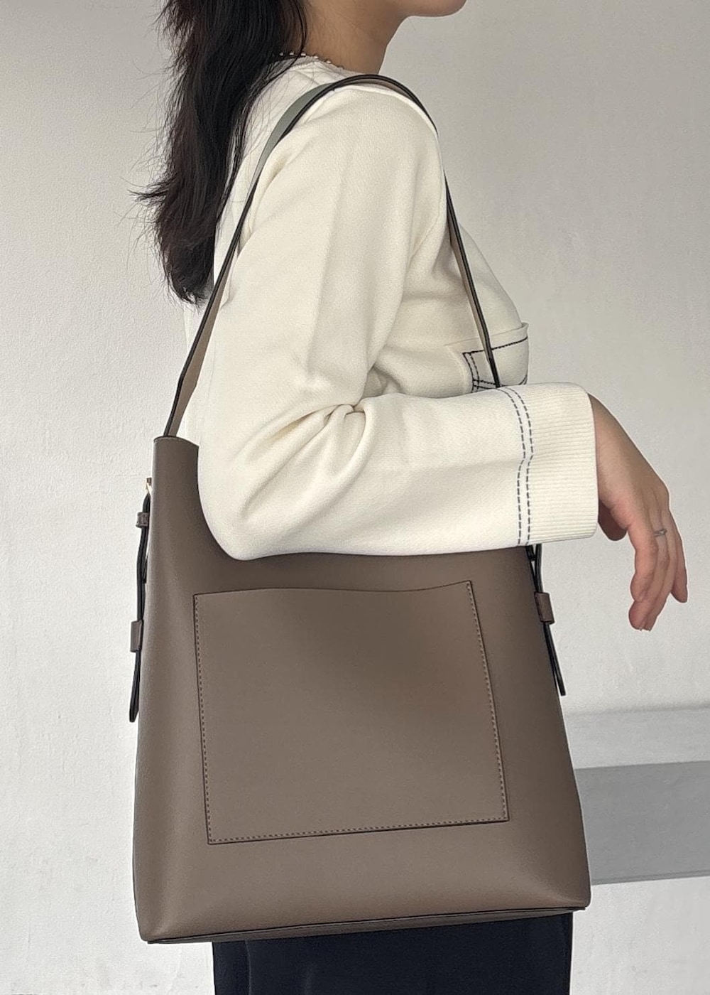 ブルー系のその他パンツ、ホワイト系のカーディガン/ボレロを着用したレディースの冬コーディネートの6枚目の写真