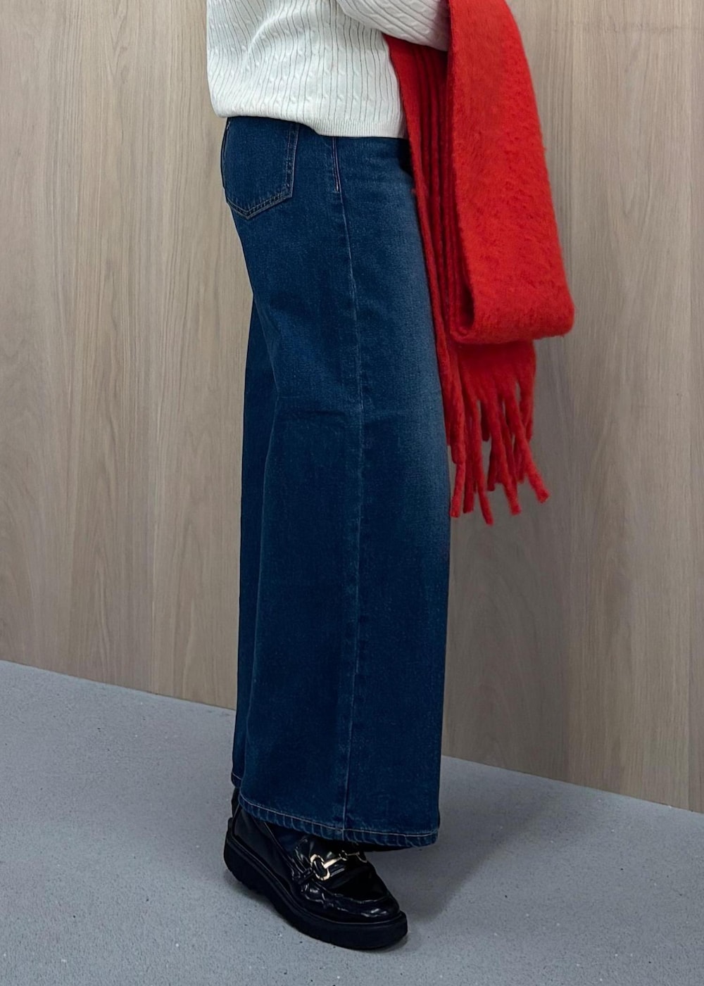 ブルー系のデニムパンツ、ブラック系のハンドバッグ、ホワイト系のカーディガン/ボレロを着用したレディースの冬コーディネートの8枚目の写真