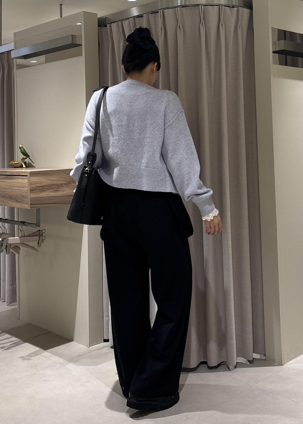 ホワイト系のTシャツ/カットソー、ブラック系のその他パンツ、パープル系のカーディガン/ボレロを着用したレディースの秋コーディネートの5枚目の写真