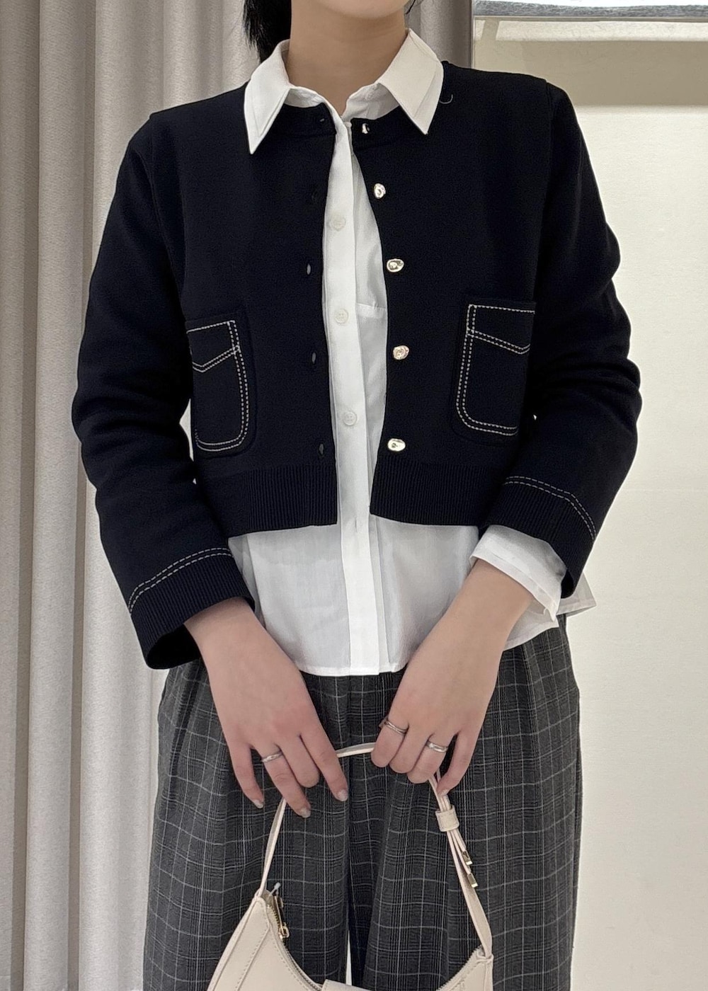 グレー系のその他パンツ、ホワイト系のショルダーバッグ、ブラック系のローファーを着用したレディースの冬コーディネートの3枚目の写真