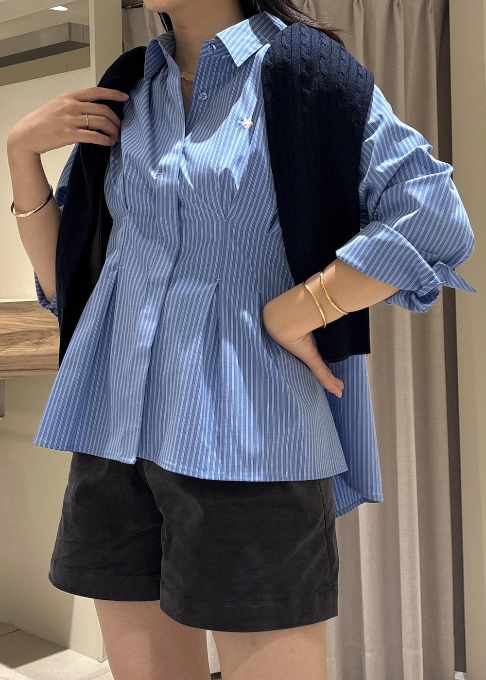 ブラック系のショルダーバッグ、ブラック系のブーツ、グレー系のその他パンツを着用したレディースの秋コーディネートの2枚目の写真