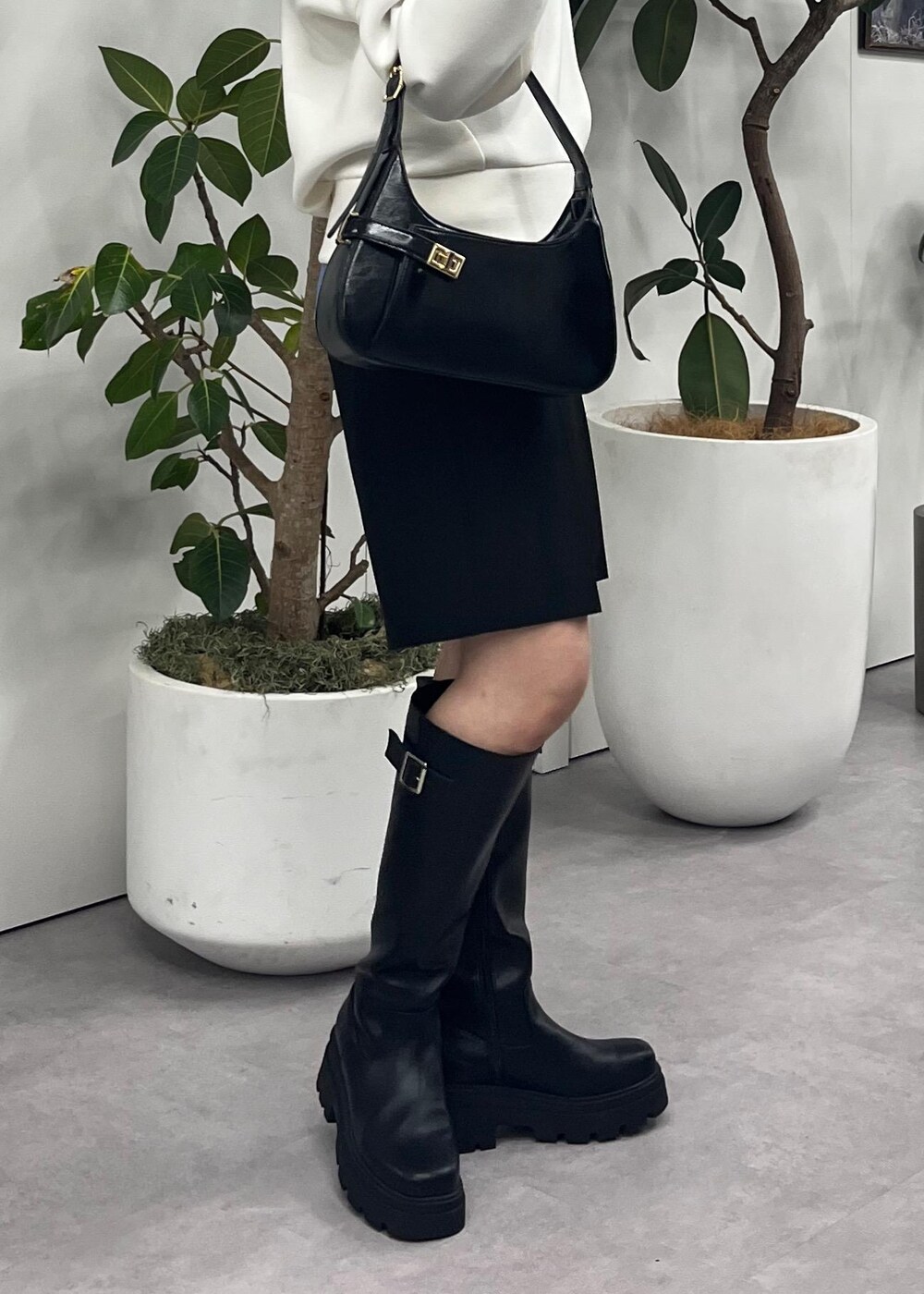 ブラック系のブーツ、ブルー系のシャツ/ブラウス、ホワイト系のその他トップスを着用したレディースの冬コーディネートの7枚目の写真