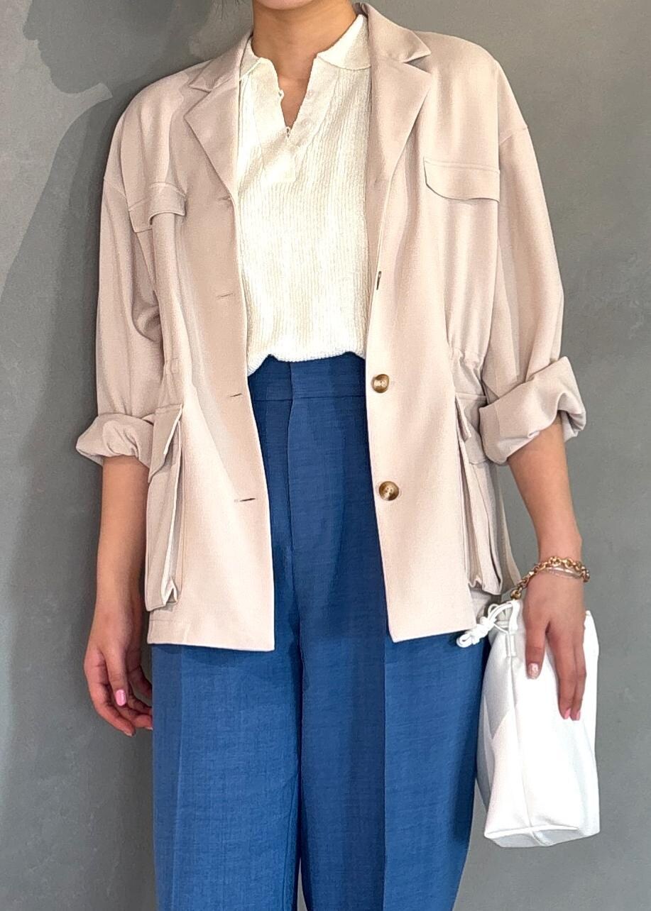 ホワイト系のミリタリージャケット、ブルー系のスラックス、ホワイト系のニット/セーターを着用したレディースの春コーディネートの8枚目の写真