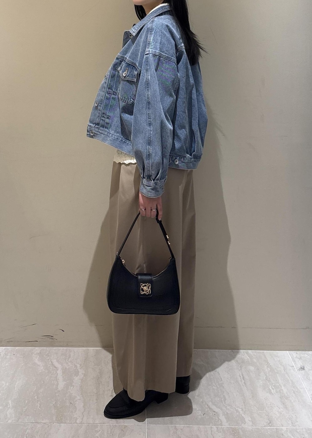 ブラック系のショルダーバッグ、ブラック系のローファー、ホワイト系のシャツ/ブラウスを着用したレディースの冬コーディネートの9枚目の写真