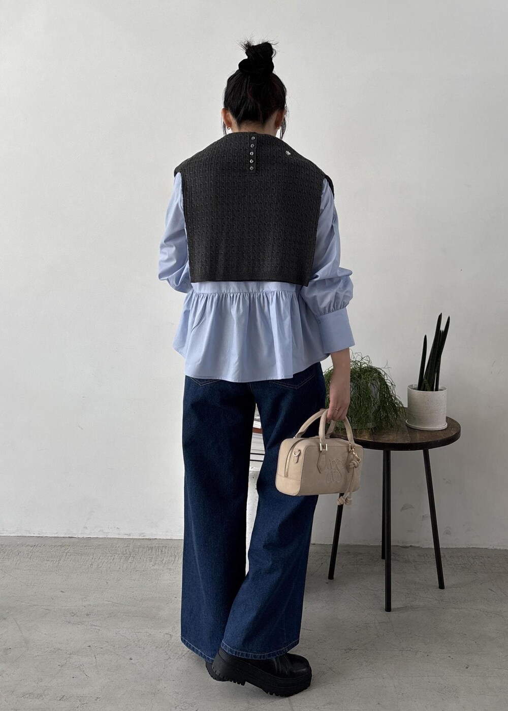 ブラック系のブーツ、ブルー系のシャツ/ブラウス、グレー系のニット/セーターを着用したレディースの秋コーディネートの8枚目の写真