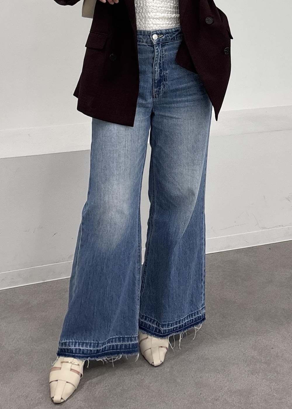 ホワイト系のショルダーバッグ、ブルー系のデニムパンツ、ホワイト系のパンプスを着用したレディースの夏コーディネートの8枚目の写真