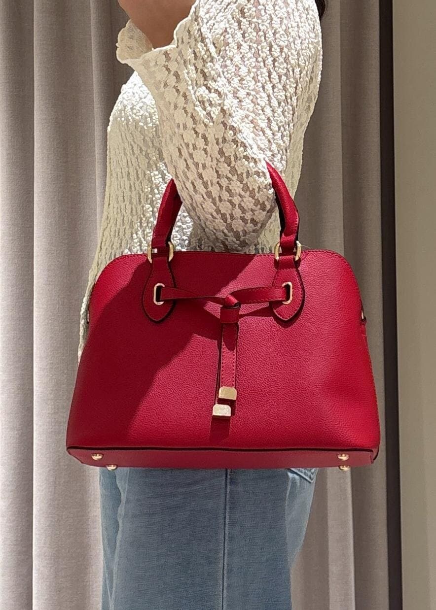 ブルー系のデニムパンツ、ブラック系のパンプス、ホワイト系のカーディガン/ボレロを着用したレディースの秋コーディネートの5枚目の写真