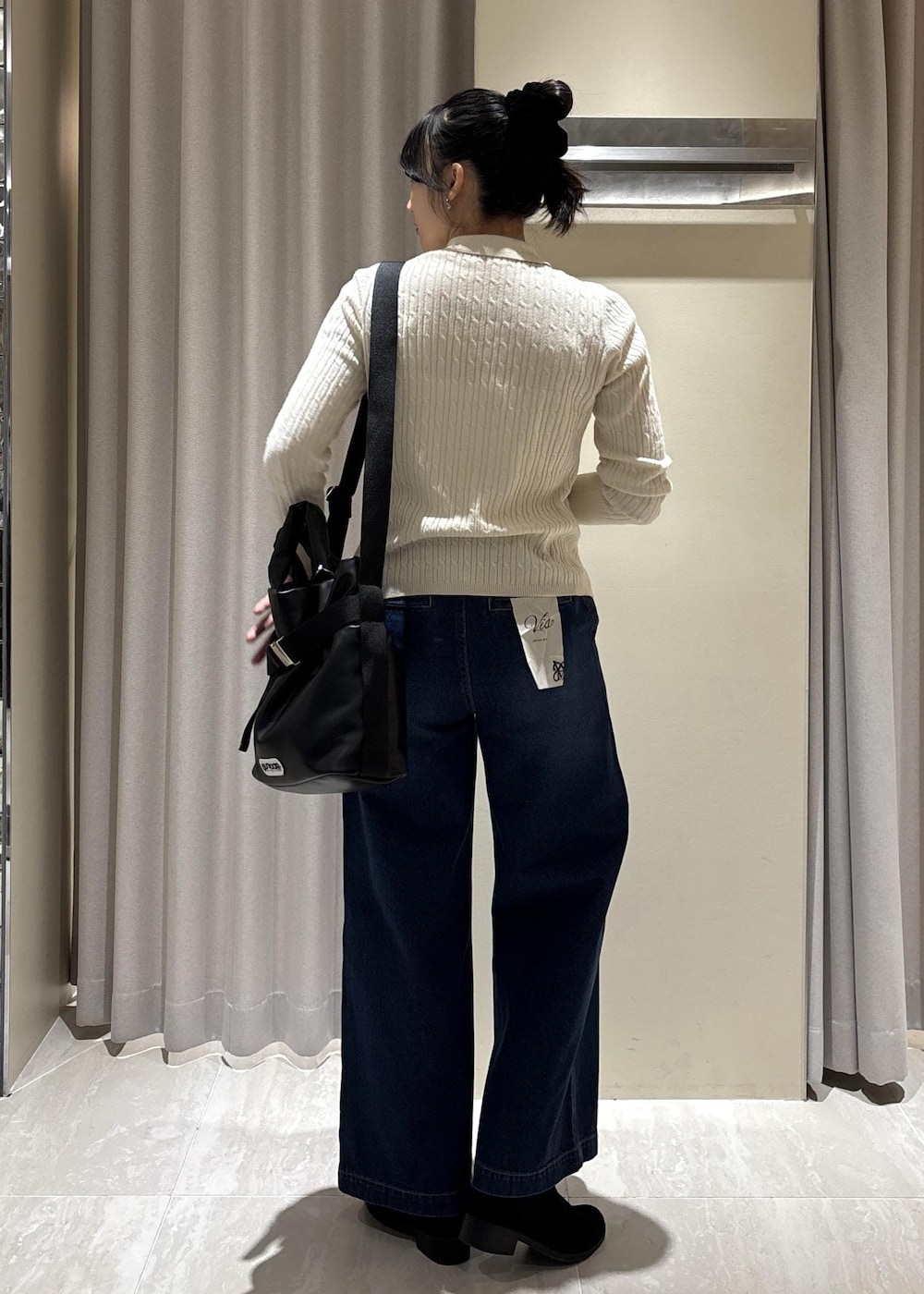 ホワイト系のキャミソール、ホワイト系のカーディガン/ボレロ、ブルー系のデニムパンツを着用したレディースの冬コーディネートの4枚目の写真