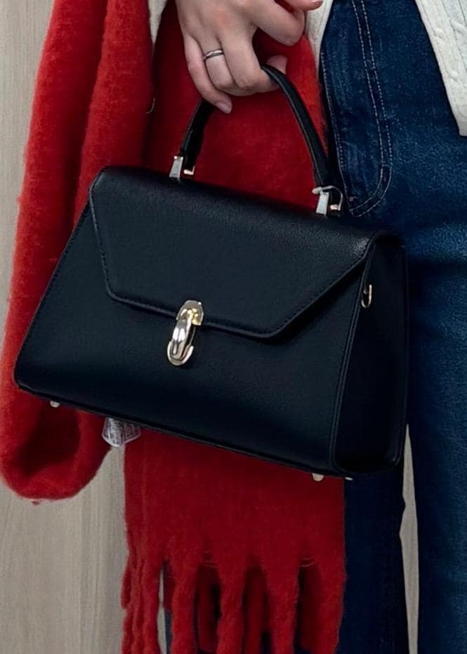 ブルー系のデニムパンツ、ブラック系のハンドバッグ、ホワイト系のカーディガン/ボレロを着用したレディースの冬コーディネートの10枚目の写真