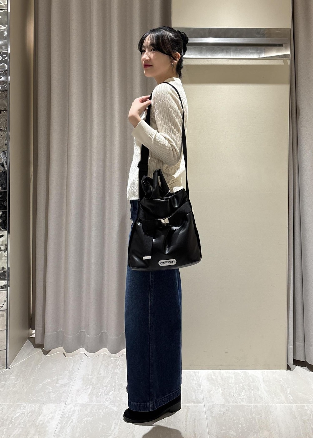 ホワイト系のキャミソール、ホワイト系のカーディガン/ボレロ、ブルー系のデニムパンツを着用したレディースの冬コーディネートの3枚目の写真