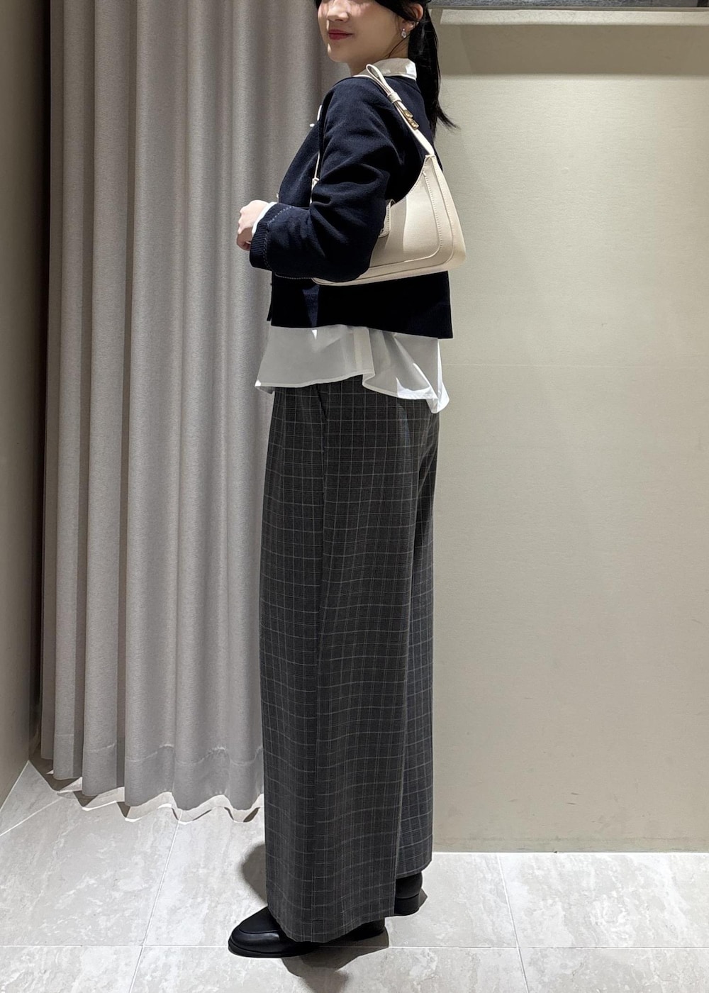 グレー系のその他パンツ、ホワイト系のショルダーバッグ、ブラック系のローファーを着用したレディースの冬コーディネートの7枚目の写真