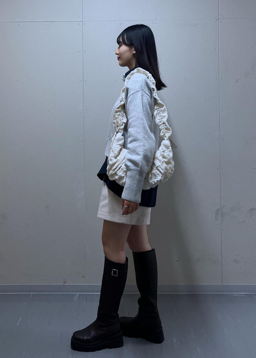 ブルー系のシャツ/ブラウス、ベージュ系のその他パンツ、ホワイト系のショルダーバッグを着用したレディースの秋コーディネートの3枚目の写真