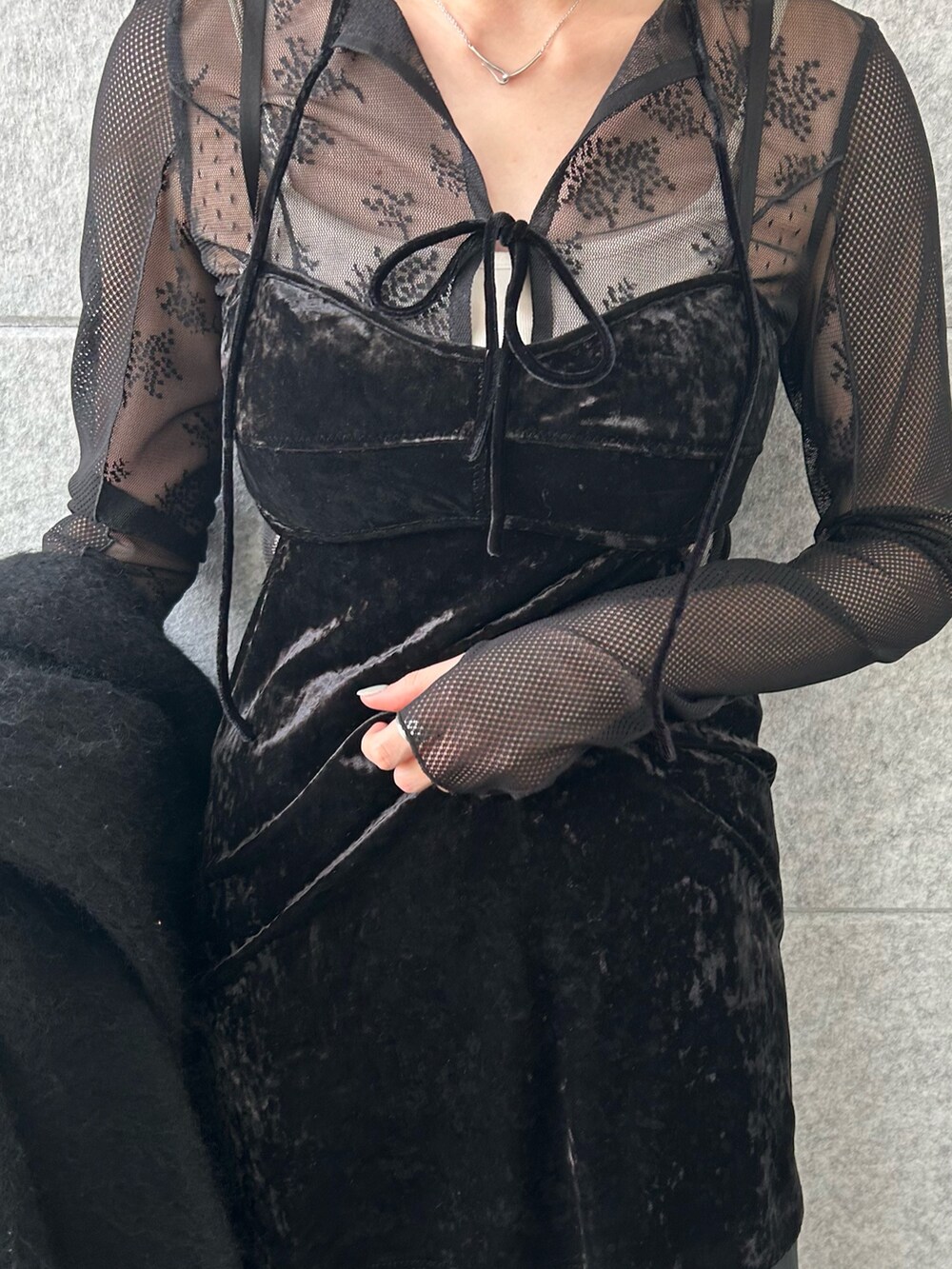 「冬コーデ、クリスマスに着たい服、マイベストコーデ2024、ブーツ、テーマパークコーデ、休日スタイル、きれいめカジュアル、レイヤードスタイル、冬アウター、ワントーンコーデ、オールブラック、ブラック、シアートップス、モード、オトナカジュアル」｜「NOCHINO OPTICALのアイテム（サングラス、グリーン系）」を使った、abe （CODE A）さん（レディース・167cm）の冬コーディネートの5枚目の写真