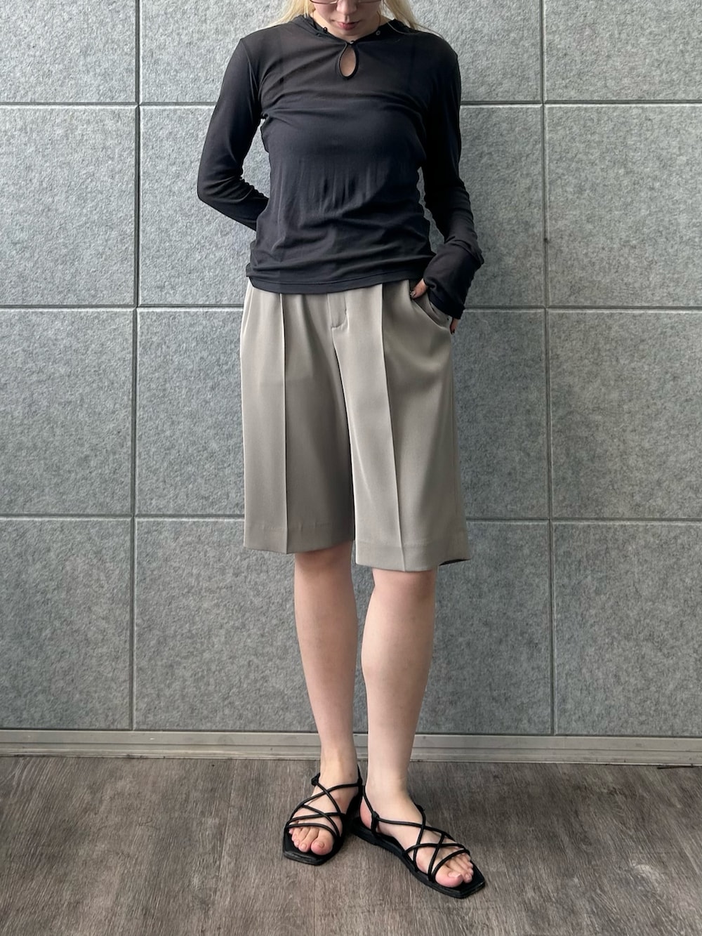 「秋服準備はじめました、メガネ女子、韓国ファッション、きれいめカジュアル、シアートップス、シンプルコーデ、お出かけコーデ、モノトーン、秋コーデ、ハーフパンツ、大人カジュアル、オトナカジュアル、メンズライク、サンダル、高身長女子」｜「heyepのアイテム（シュシュ、ホワイト系）」を使った、abe （CODE A）さん（骨格ナチュラル・レディース・167cm）の秋コーディネートの2枚目の写真