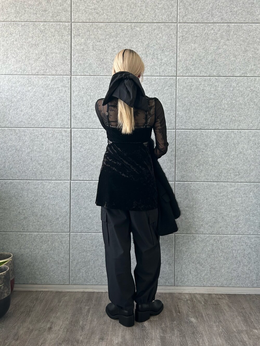 「冬コーデ、クリスマスに着たい服、マイベストコーデ2024、ブーツ、テーマパークコーデ、休日スタイル、きれいめカジュアル、レイヤードスタイル、冬アウター、ワントーンコーデ、オールブラック、ブラック、シアートップス、モード、オトナカジュアル」｜「NOCHINO OPTICALのアイテム（サングラス、グリーン系）」を使った、abe （CODE A）さん（レディース・167cm）の冬コーディネートの3枚目の写真