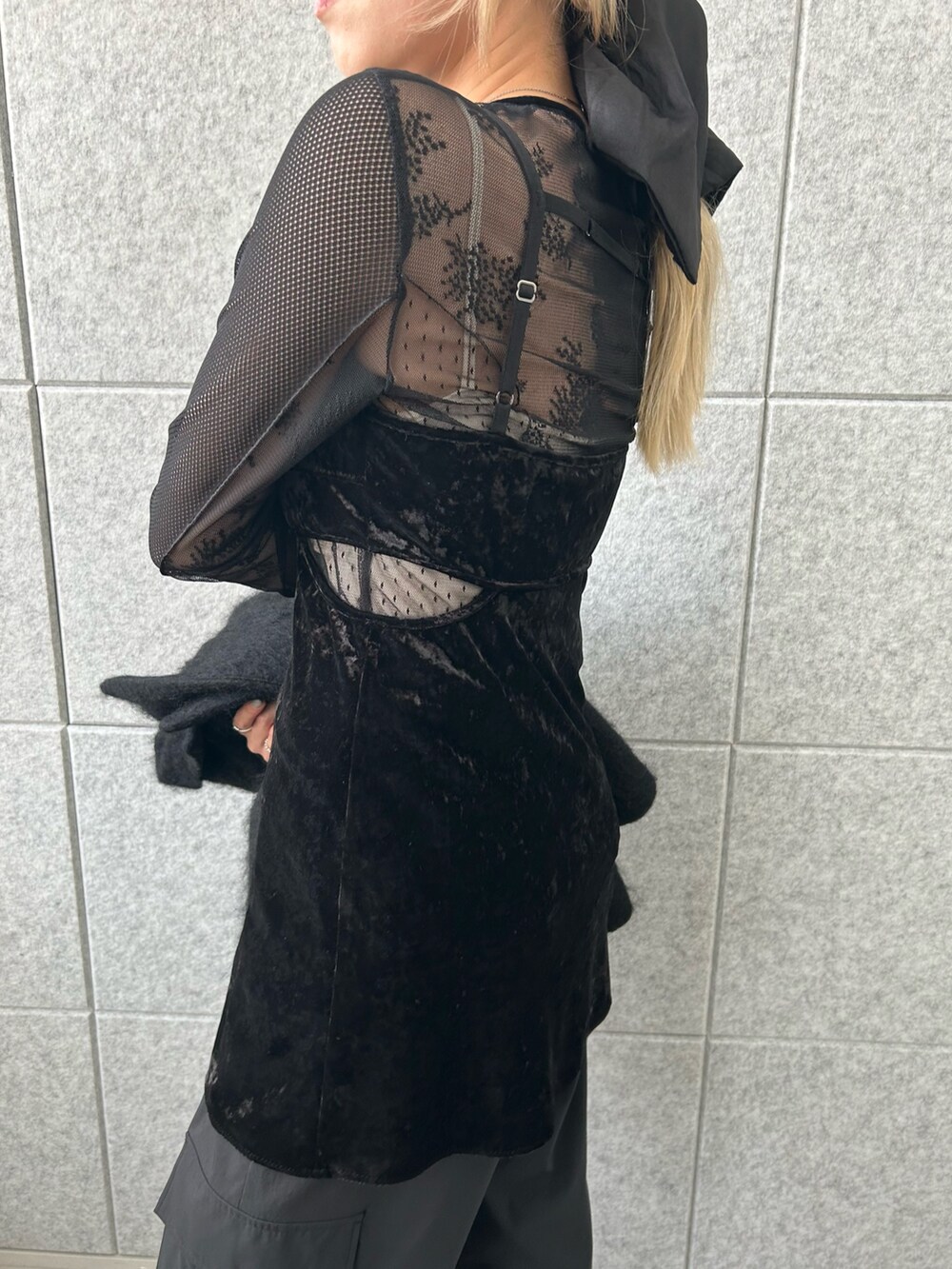 「冬コーデ、クリスマスに着たい服、マイベストコーデ2024、ブーツ、テーマパークコーデ、休日スタイル、きれいめカジュアル、レイヤードスタイル、冬アウター、ワントーンコーデ、オールブラック、ブラック、シアートップス、モード、オトナカジュアル」｜「NOCHINO OPTICALのアイテム（サングラス、グリーン系）」を使った、abe （CODE A）さん（レディース・167cm）の冬コーディネートの6枚目の写真