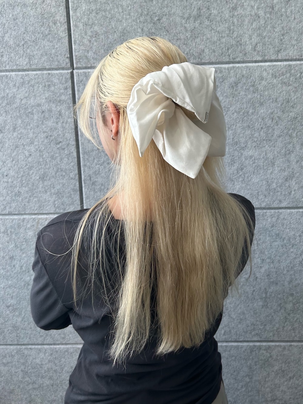 「秋服準備はじめました、メガネ女子、韓国ファッション、きれいめカジュアル、シアートップス、シンプルコーデ、お出かけコーデ、モノトーン、秋コーデ、ハーフパンツ、大人カジュアル、オトナカジュアル、メンズライク、サンダル、高身長女子」｜「heyepのアイテム（シュシュ、ホワイト系）」を使った、abe （CODE A）さん（骨格ナチュラル・レディース・167cm）の秋コーディネートの10枚目の写真