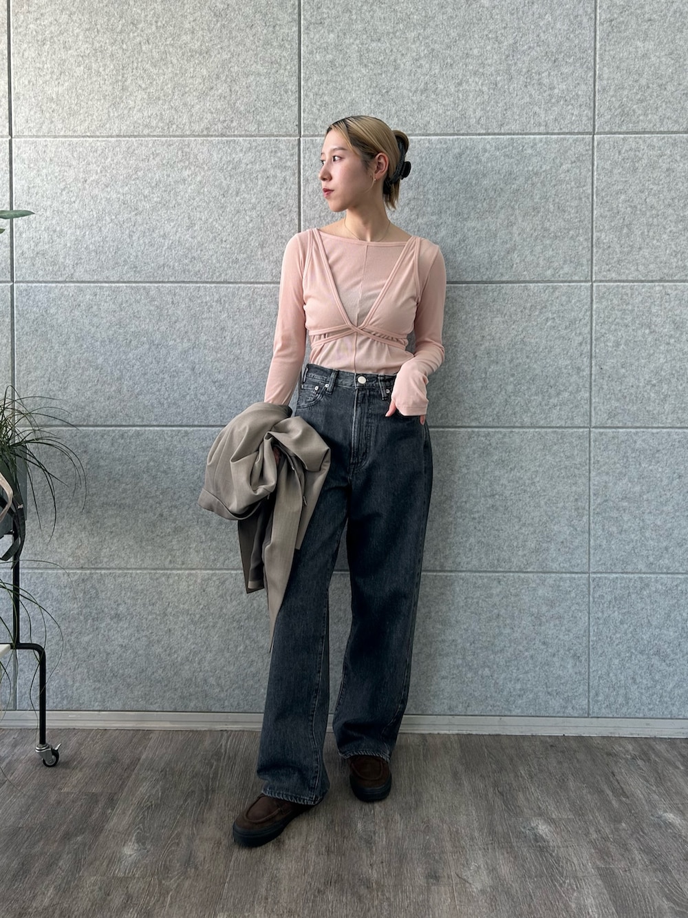 「ロンT、春コーデ、トラックジャケット、シアートップス、春服コーデ、大人カジュアル、オトナカジュアル、ピンク、デニム、デニムパンツ、デニムコーデ、ジャケット、ジャケットスタイル、メンズライク、スニーカーコーデ」｜「CODE AのCODE A｜belted chic jacket（テーラードジャケット、ベージュ系）」を使った、abe （CODE A）さん（骨格ナチュラル・レディース・167cm）の春コーディネートの4枚目の写真