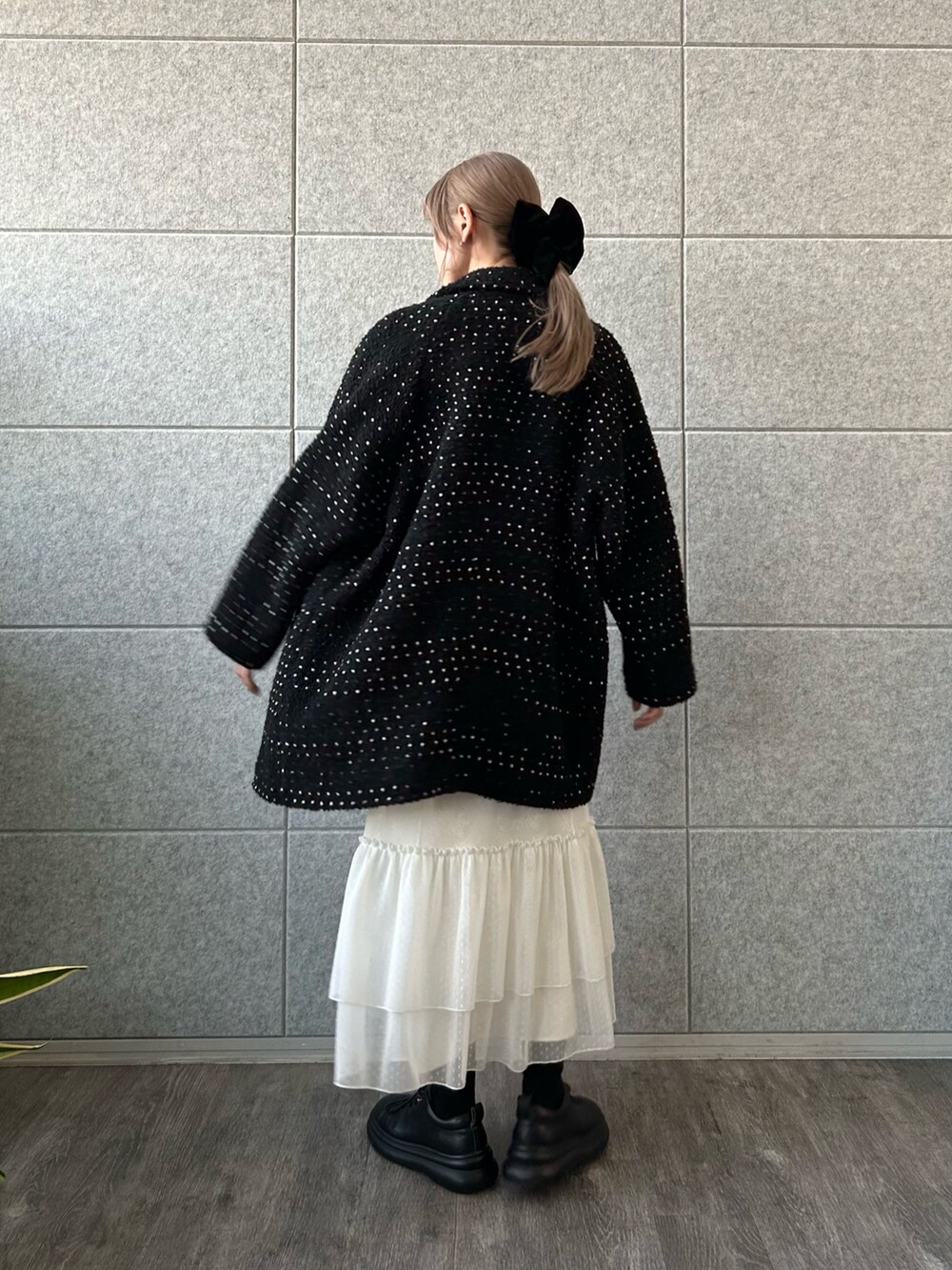 「冬コーデ、ロングコート、マイベストコーデ2024、テーマパークコーデ、クリスマスに着たい服、休日スタイル、レイヤードスタイル、マーメイドスカート、冬アウター、スニーカー、デート、モノトーン、ドット、大人カジュアル、オトナカジュアル」｜「CODE AのCODE A｜tulle lace cami dress（ワンピース、ホワイト系）」を使った、abe （CODE A）さん（レディース・167cm）の冬コーディネートの3枚目の写真