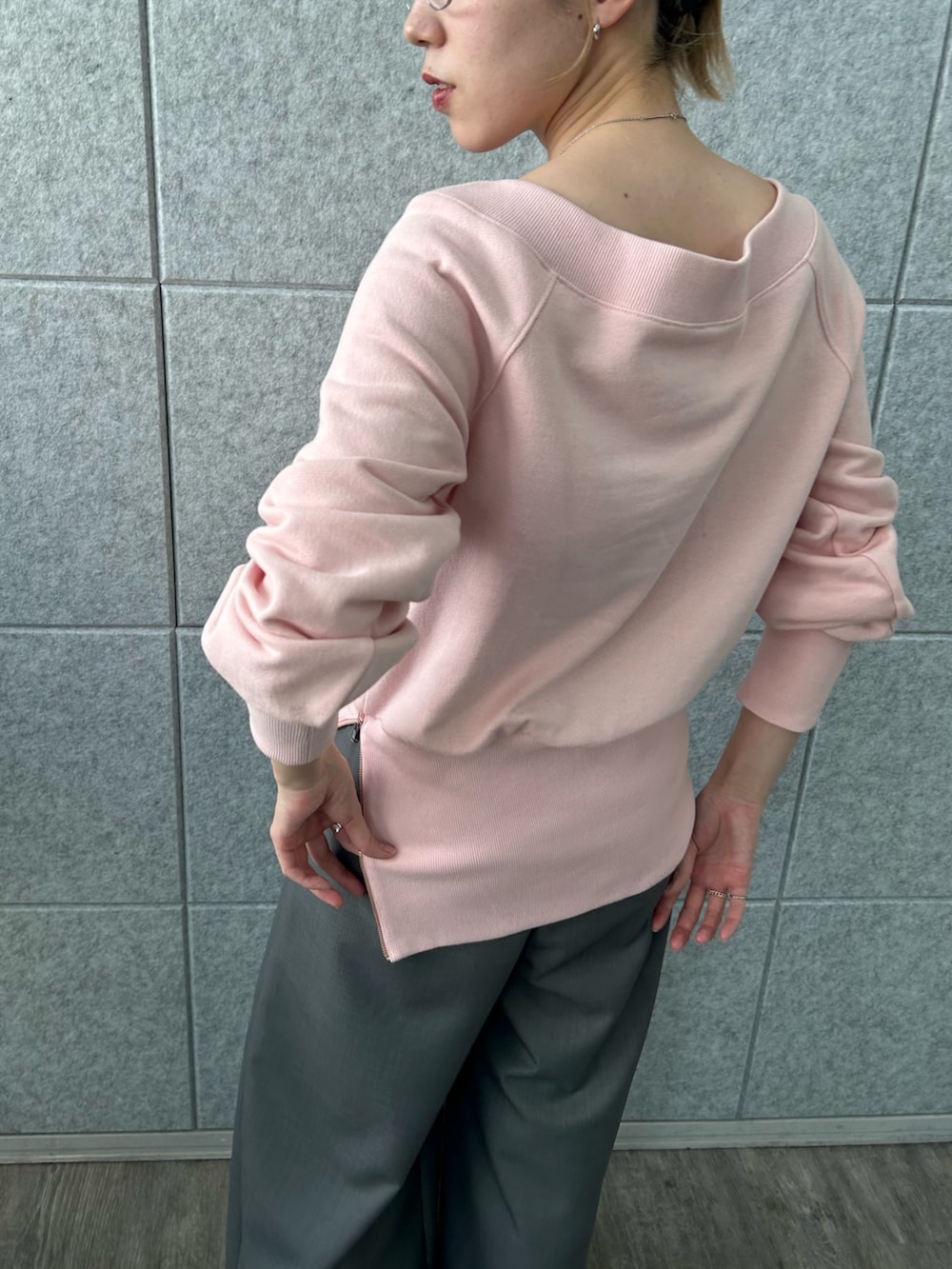 「春コーデ、春めき満開コーデ、ピンク、パステルカラー、スウェット、オフショル、ワイドパンツ、韓国ファッション、メガネ女子、グレー、メンズライク、大人カジュアル、オトナカジュアル、スラックス、高身長女子」｜「JINSのアイテム（メガネ、シルバー系）」を使った、abe （CODE A）さん（骨格ナチュラル・レディース・167cm）の春コーディネートの8枚目の写真