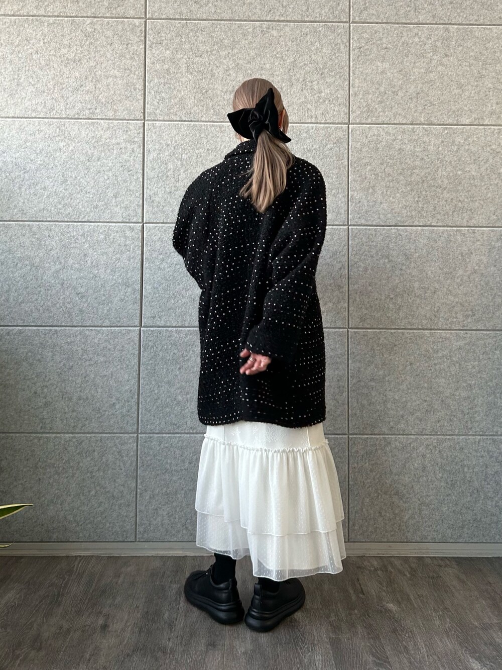 「冬コーデ、ロングコート、マイベストコーデ2024、テーマパークコーデ、クリスマスに着たい服、休日スタイル、レイヤードスタイル、マーメイドスカート、冬アウター、スニーカー、デート、モノトーン、ドット、大人カジュアル、オトナカジュアル」｜「CODE AのCODE A｜tulle lace cami dress（ワンピース、ホワイト系）」を使った、abe （CODE A）さん（レディース・167cm）の冬コーディネートの4枚目の写真